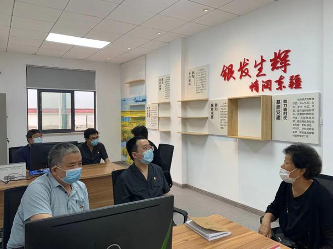 退休不褪色，銀發(fā)映法徽——啟東法院“銀法先鋒”開展法律志愿服務(wù)